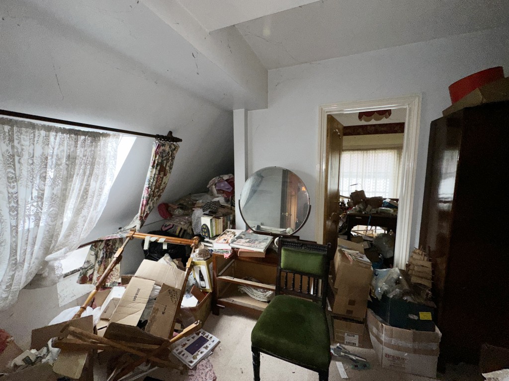 Lot: 145 - THREE-BEDROOM OLD SCHOOL UNIT WITH POTENTIAL - Bedroom Three